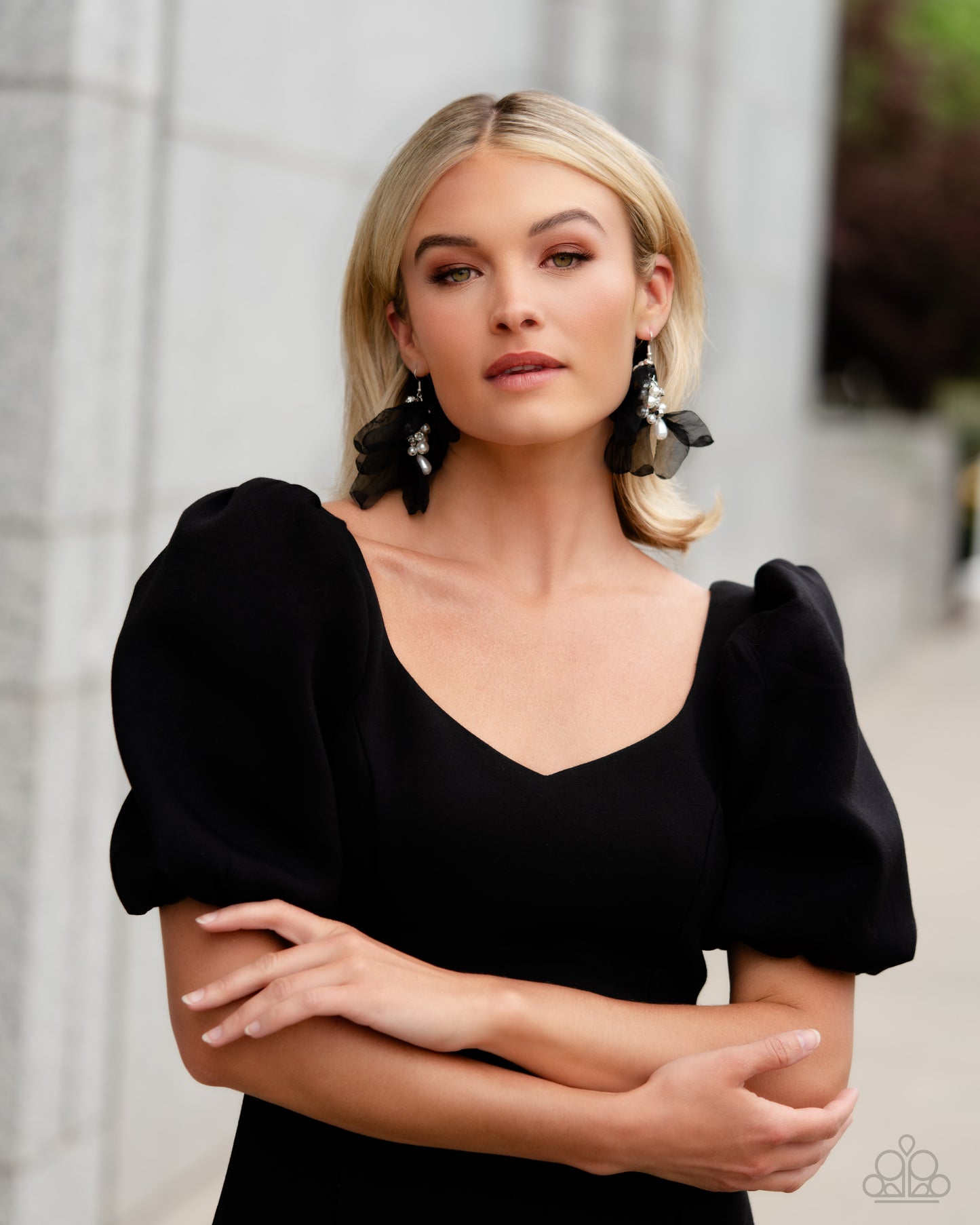 Paparazzi Cosmopolitan Charisma - Black Earrings